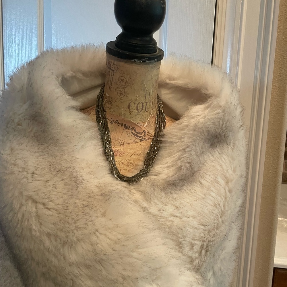 Luxurious Faux Fur Wrap - Picture 2 of 4